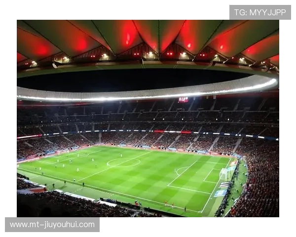 全屏视角呈现绿茵足球场震撼比赛瞬间的沉浸式动感全景画面场域感 全屏视角呈现绿茵足球场震撼比赛瞬间的沉浸式动感全景画面场域感